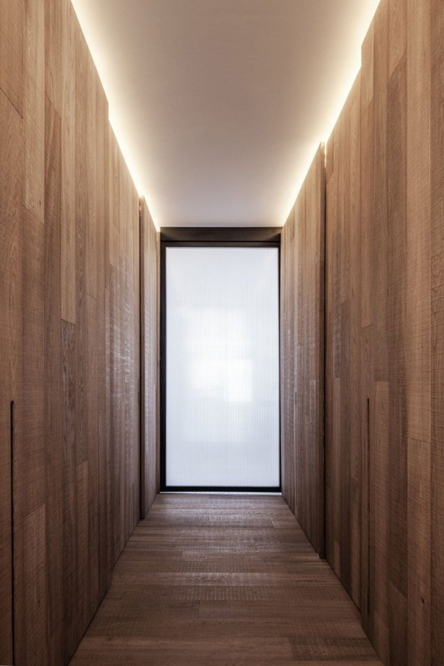 sätta upp trä hall vägg tak infälld belysningseffekter