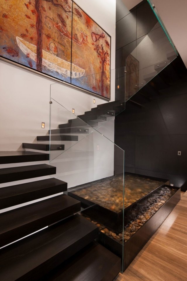 halvvarviga trappor moderna trästeg glas handräcke vatten har grus