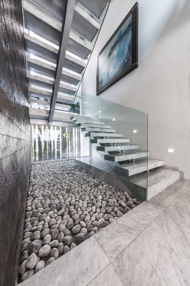 bultad trappa moderna trappor kakel marmor look glasräcke infällda vägglampor
