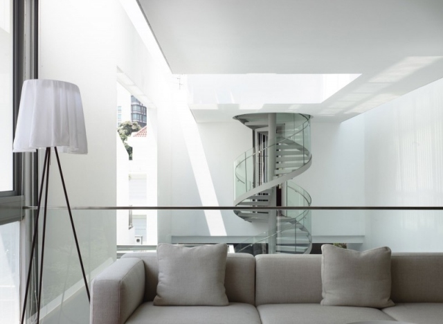spiraltrappa metallglas modern lägenhet