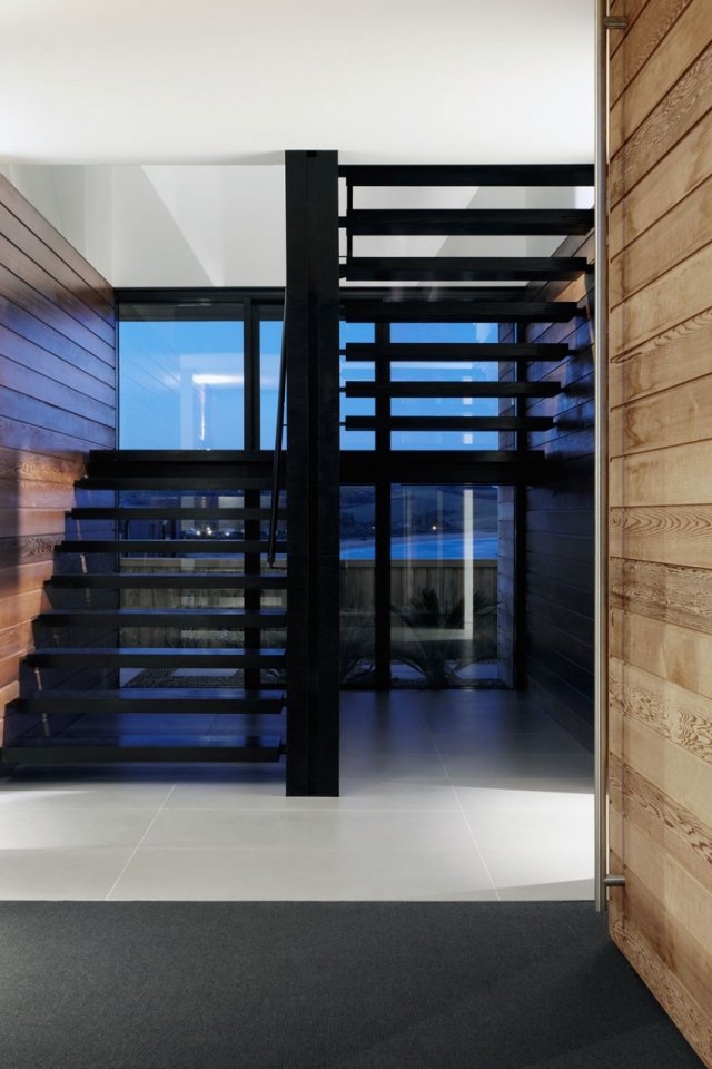plattform trappor metall svart väggbeklädnad trä
