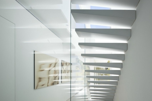 Cantilever trappor vit modern stegformad glaspartition