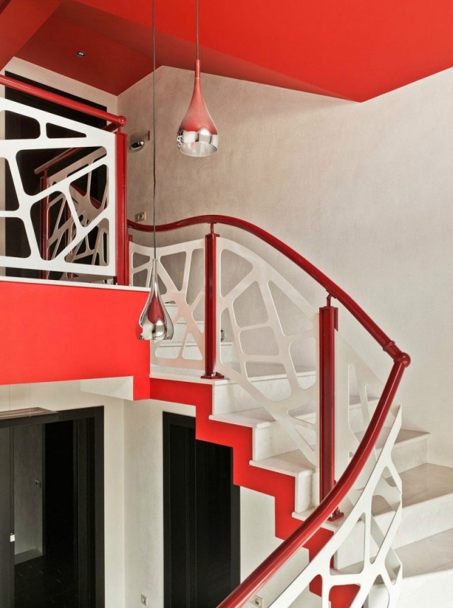 skulpturell trappdesign röd vit ledstång honungskaka mönster springplatta trappa
