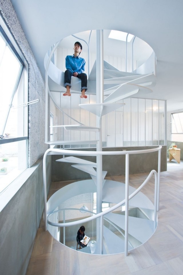 metall trappor spiraltrappa vit design modernt japanskt hus