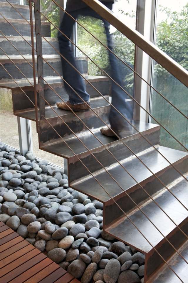 metall trappa räcke säker stenblock deco nedan