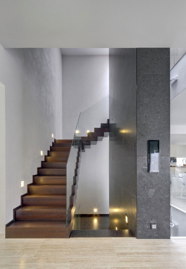 trätrappa modern glasräcke vägg infälld belysning