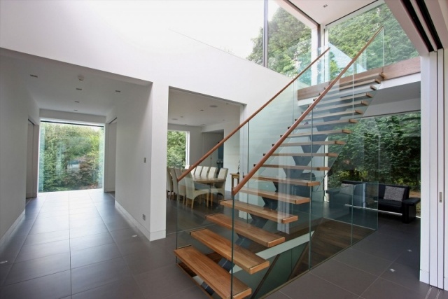 trappor trästeg glasräcke modernt hus