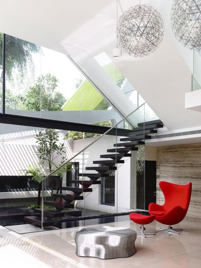 raka trappor modernt hus svart glasräcke stål