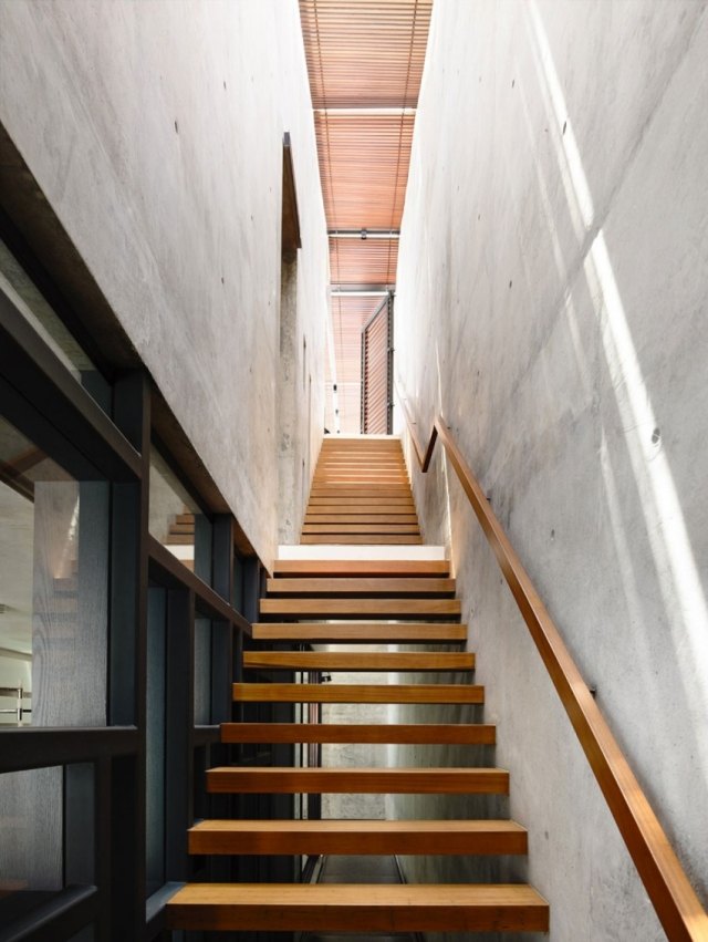 rak trätrappa design ledstång trä exponerad betongvägg