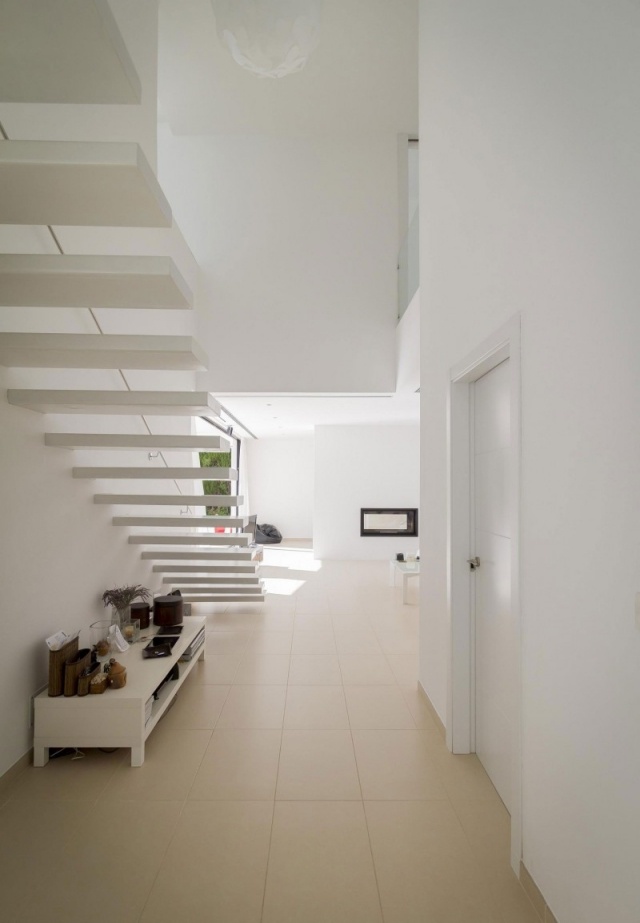 fritt flytande trappor vit rak minimalistisk inredning