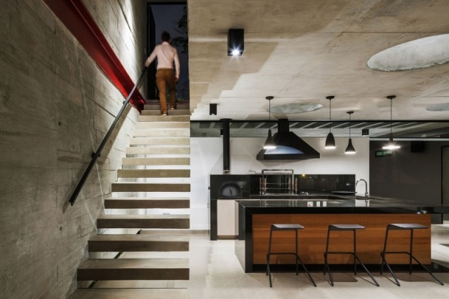 fritt flytande betong trappor stål räcke exponerat betong kök
