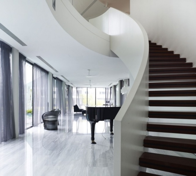 välvda trappor trästeg vitt räcke modernt hus