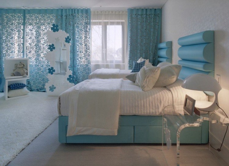 sovrum-säng-sänggavel-idéer-stoppade-gardiner-filigran-vit-blå