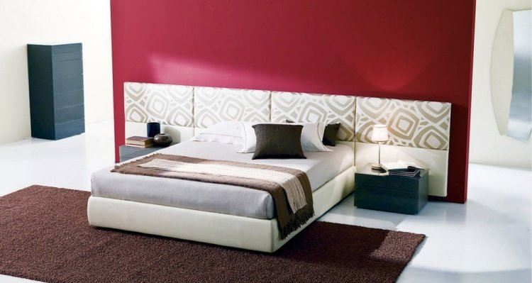 Säng-sänggavel-idéer-gjorda av tryckt-tyg-illusion-av-vägg-konst-vin-röd-vägg
