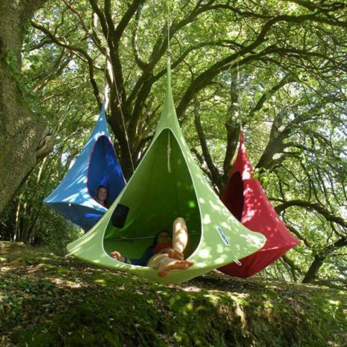 Gungande tält-hängt-på-trädet