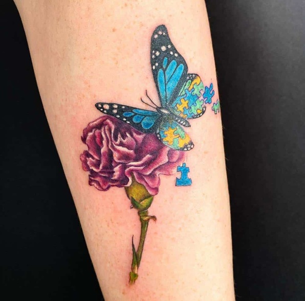 Πεταλούδα τατουάζ στο μπράτσο