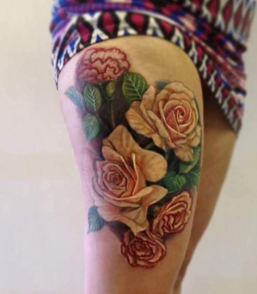 Τριαντάφυλλο και γαρύφαλλο λουλούδι τατουάζ στο μηρό