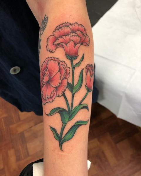 Γαρύφαλλο τατουάζ λουλουδιών στο αντιβράχιο