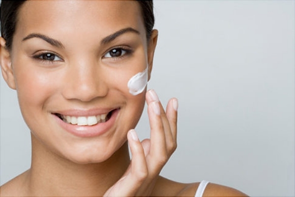 Vacker ansiktscreme med slät hud mindre är mer