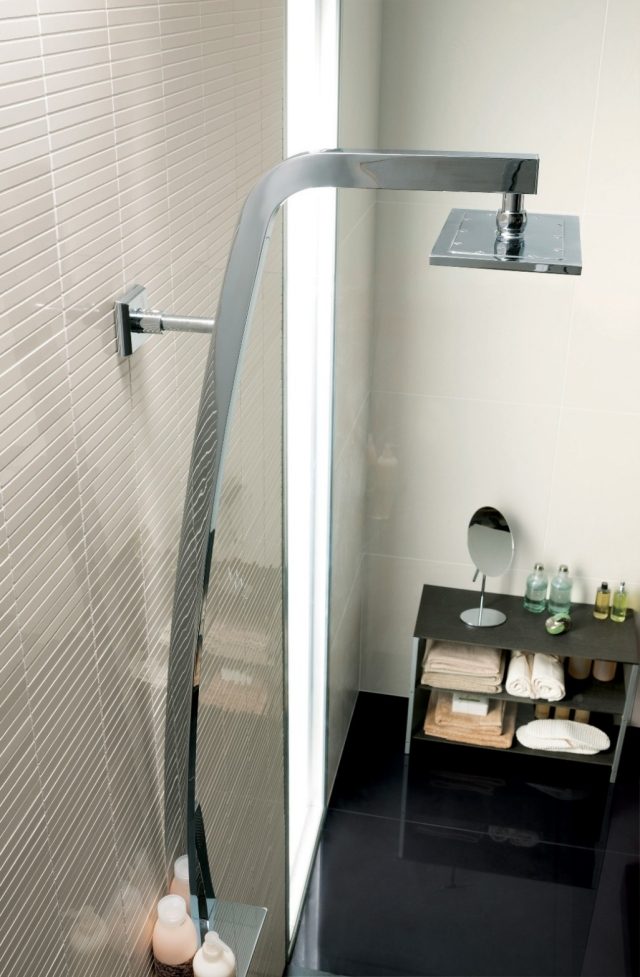 BW små badrum dusch väggbeklädnad idéer vita kakel