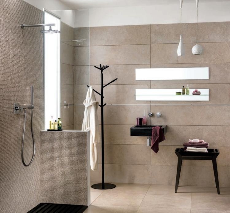 idéer-badrum-design-små-rum-kakel-beige-modern-dusch-klädhängare