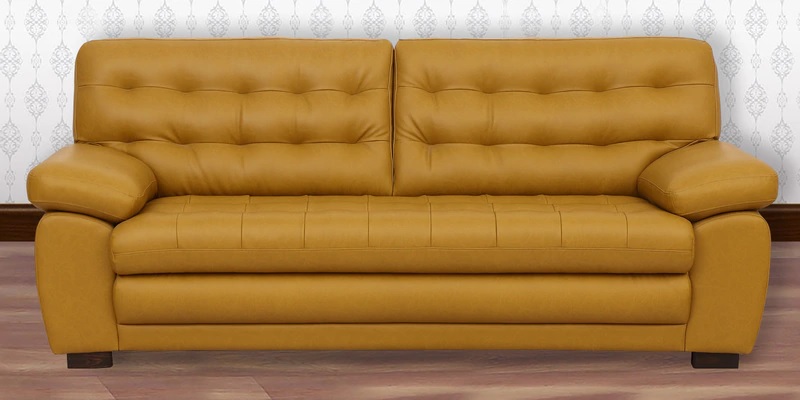 Kolmen istuttava sinappivärinen sohva