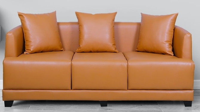 Kolmen istuttava oranssi sohva