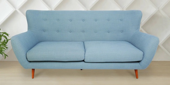 Sininen kahden istuttava sohva olohuoneeseen