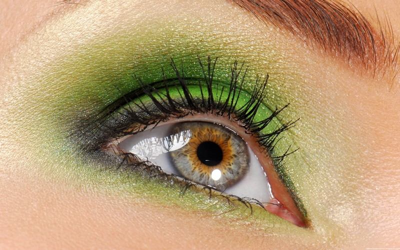Applicera ögonmake-up-grön-ögonskugga-kohl