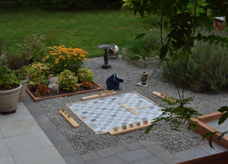 Scrabble tolkar det klassiska brädspelet i trädgården
