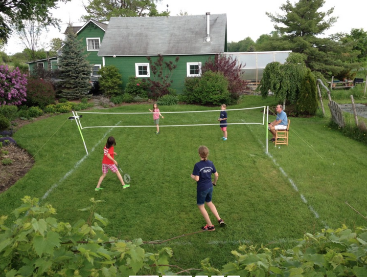 Badminton- eller volleybollnät i din egen trädgård