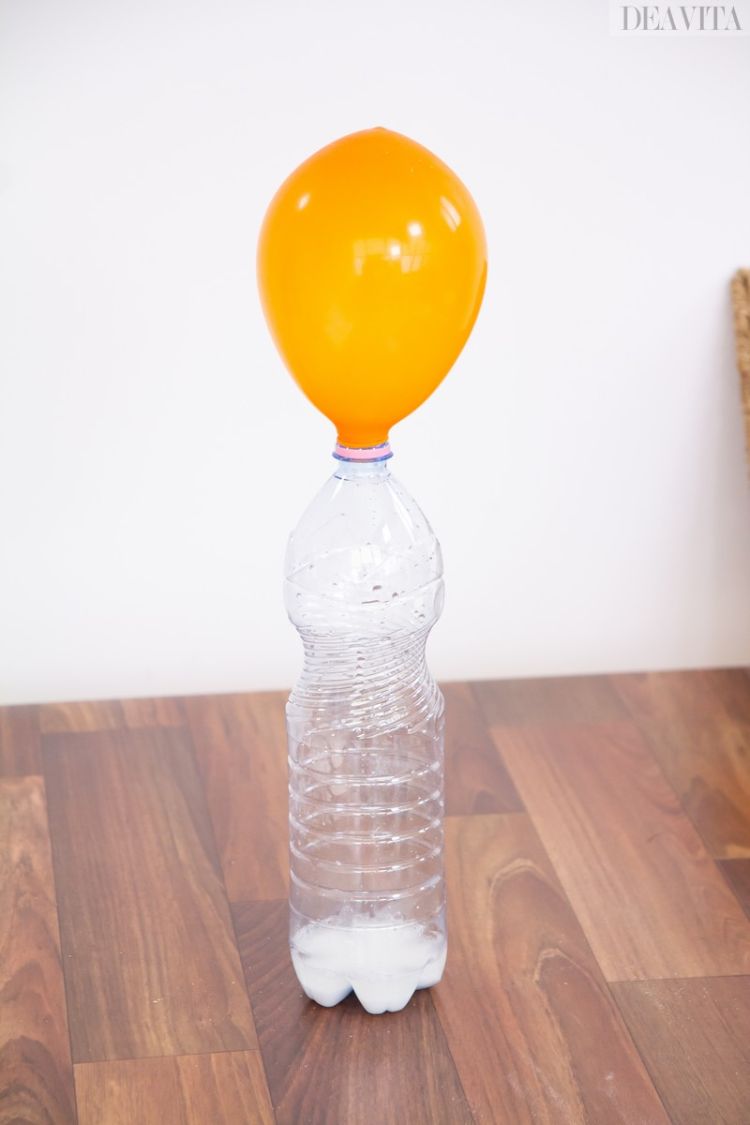 enkla experiment för barnballonger utan uppblåsning av luftvattenflaska