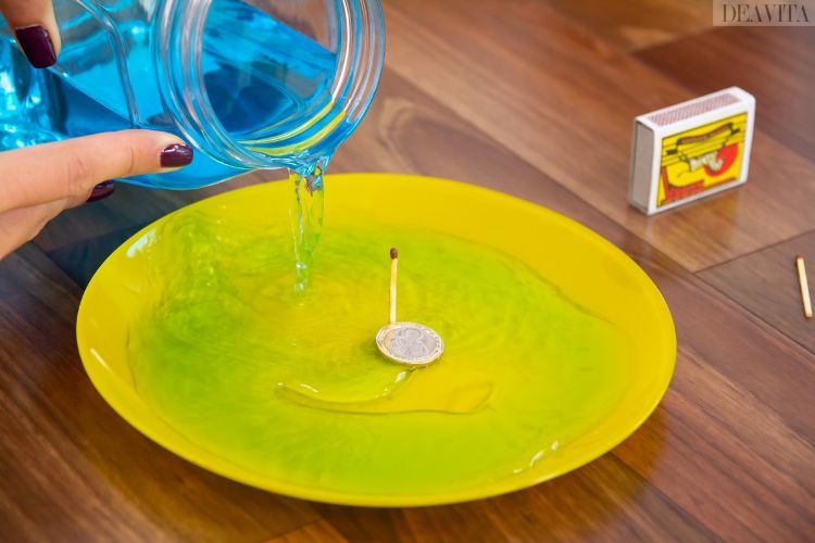 enkla experiment för barn färgade vatten hälla mynt lock