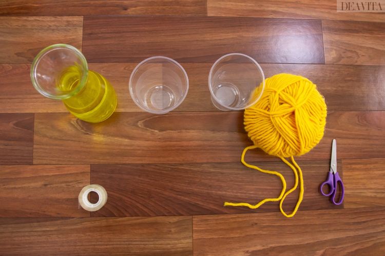 enkla experiment för barn färgat vatten plast koppar tråd sax tejp