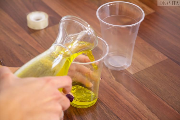 enkla experiment för barn att fylla koppar med färgat vatten