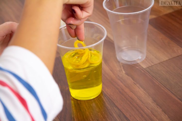 enkla experiment för barn som blöter färgad vattentråd