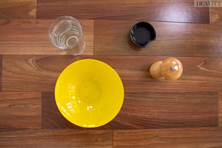 barn experiment peppar svart kvarn gul skål glas vatten diskmedel