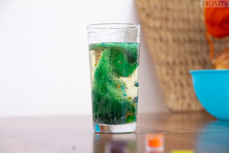 enkla experiment för barn färgat vattenglas grön lava