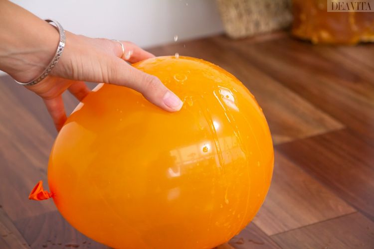 enkla experiment för barn som pressar apelsinballong citrusjuice