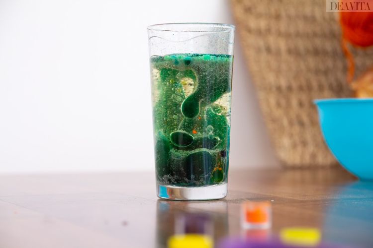 enkla experiment för barn som flyttar färgat vattenglas
