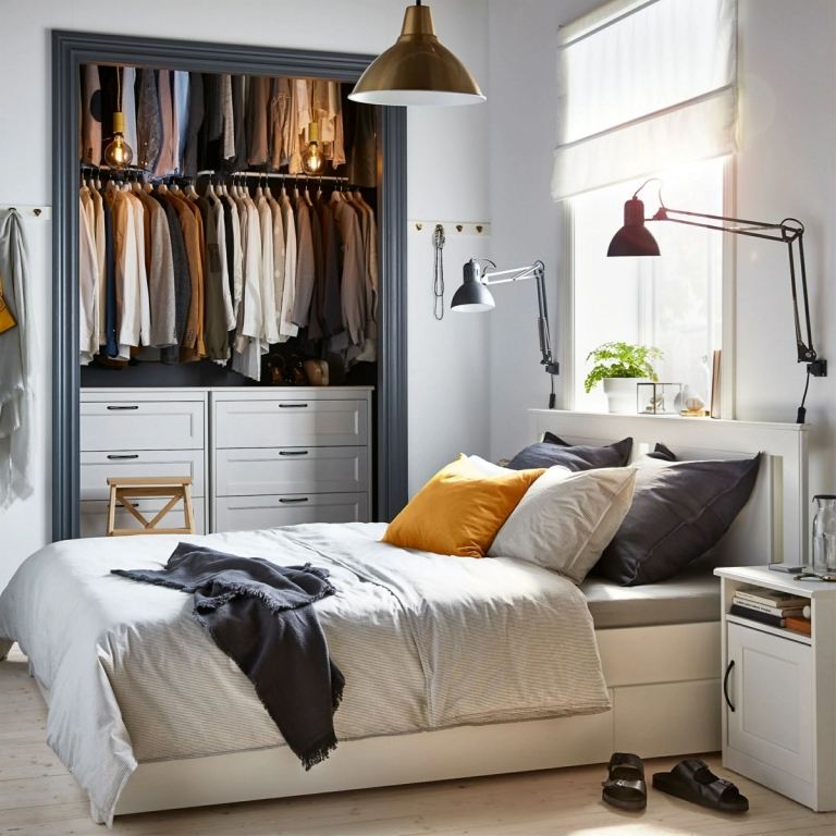 Ställ in ett 12 kvm stort rum med vita Ikea-möbler och en klädkammare