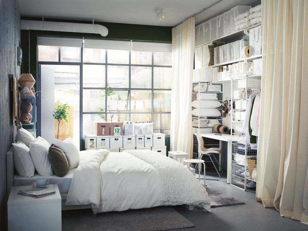Idé att inreda ett 12 kvm stort rum från Ikea med öppen hylla och gardiner som rumsavdelare