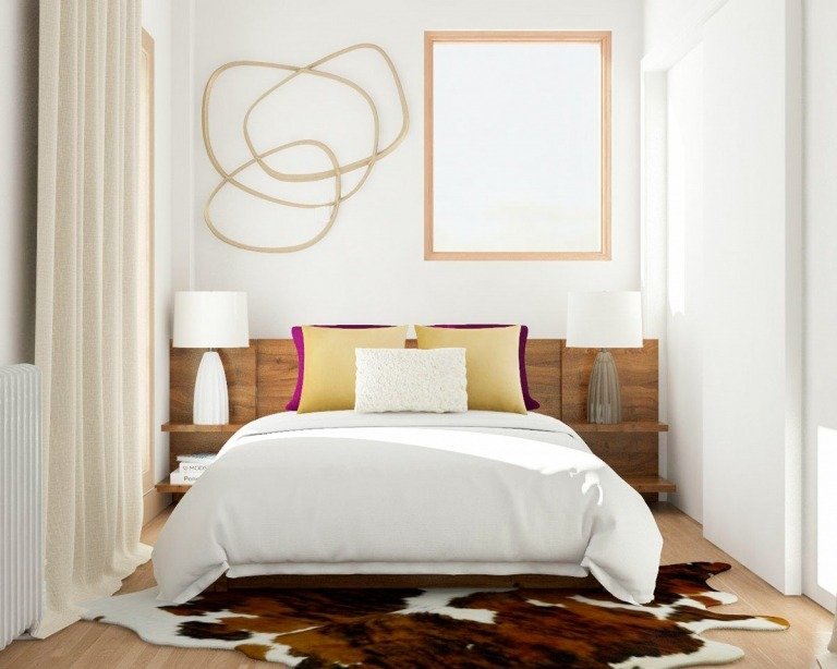 Idé för ett litet sovrum med kohud som dekoration, spegel och golvlånga gardiner
