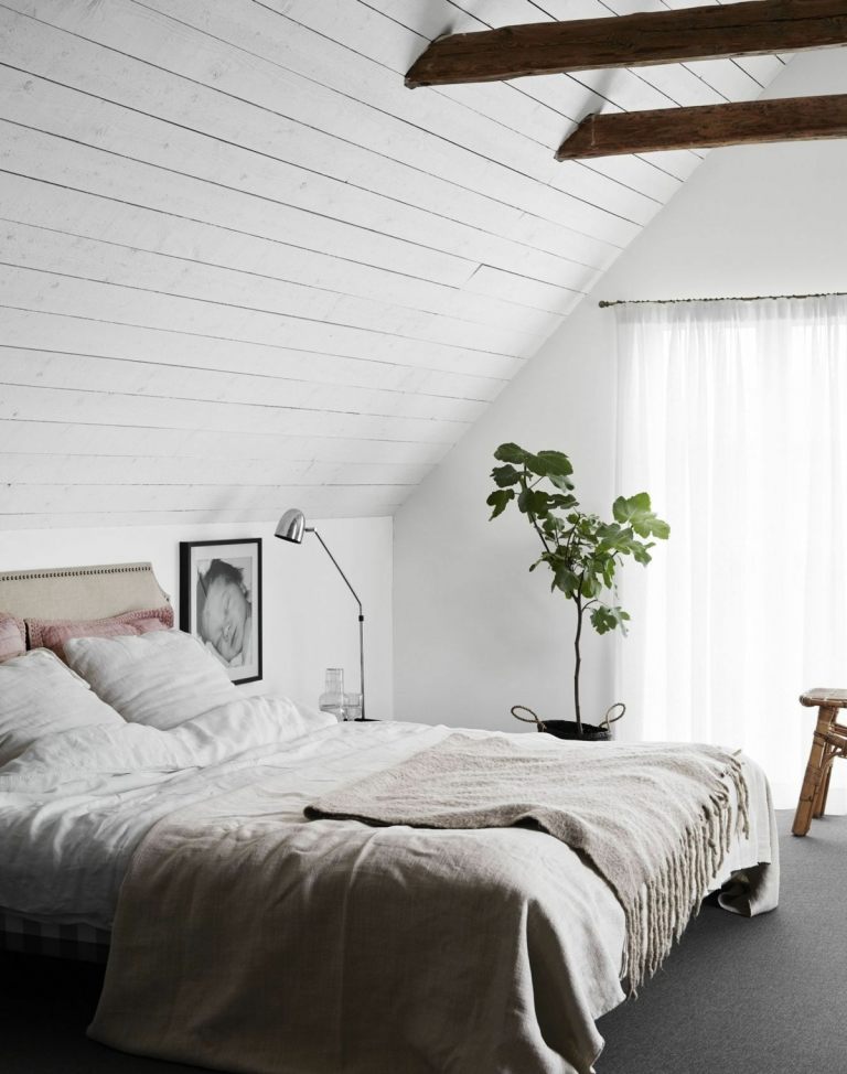 Designidéer för ett vindsrum med en liten storlek och dubbelsäng
