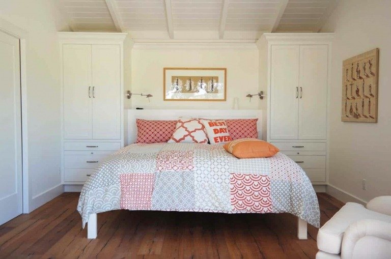 Sätt upp ett 12 kvm stort rum med garderober istället för sängskåp bredvid sängen