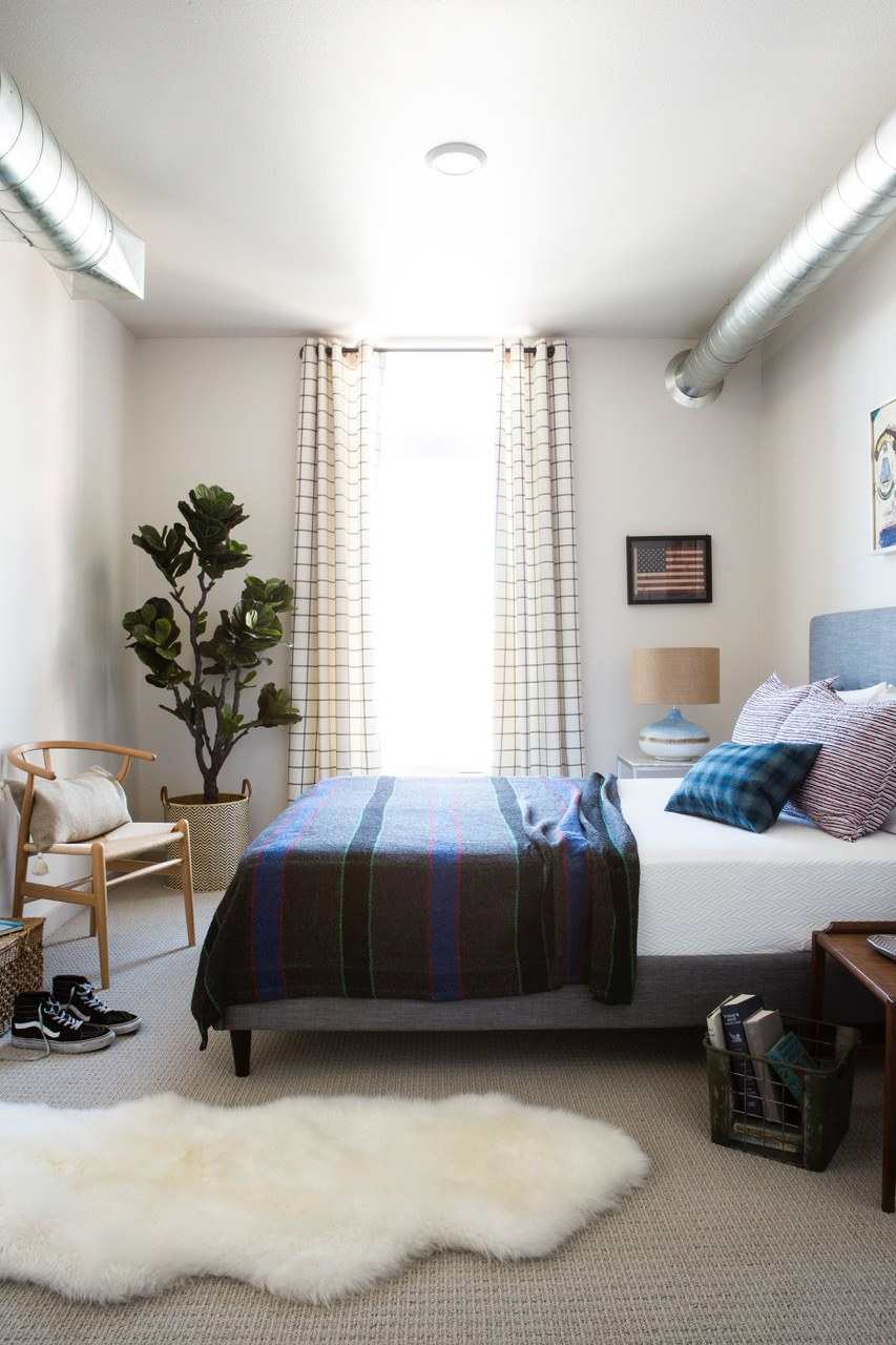 Lätt sovrum med en liten storlek och få dekorationer