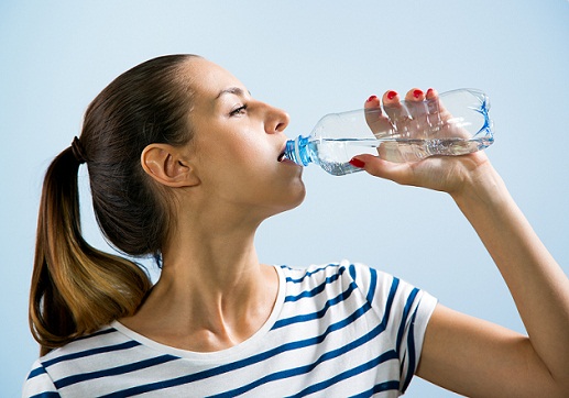 Juo tarpeeksi vettä päästäksesi eroon tummista ympyröistä: