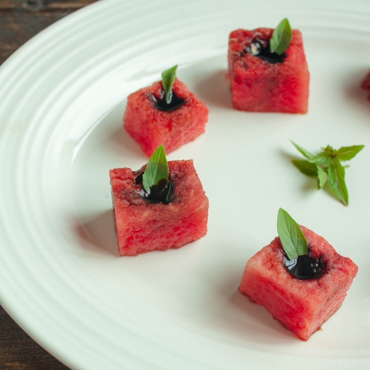 Vattenmelon-Recept-utsökt-bisse-mynta-balsamico-vinäger-glasyr