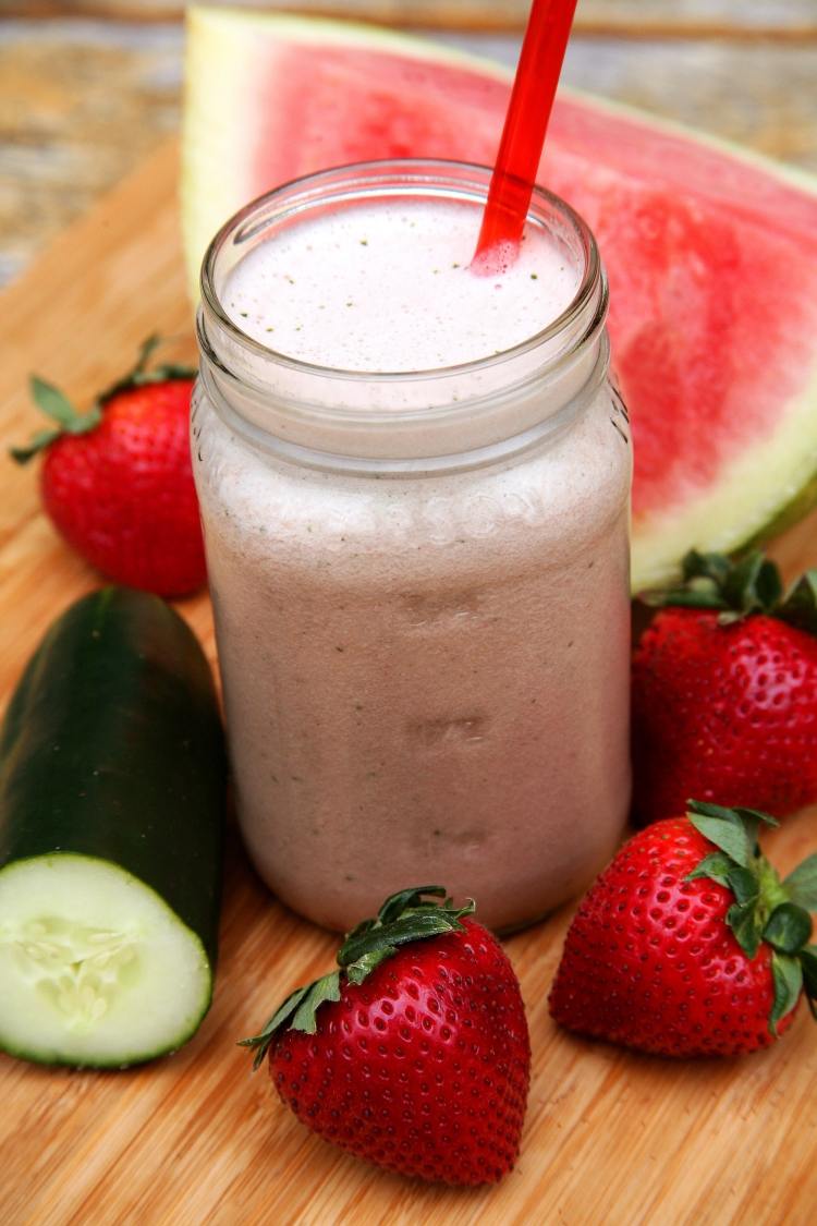 Vattenmelon-Recept-smoothie-mjölk-is-jordgubbe-gurka-glas-halm