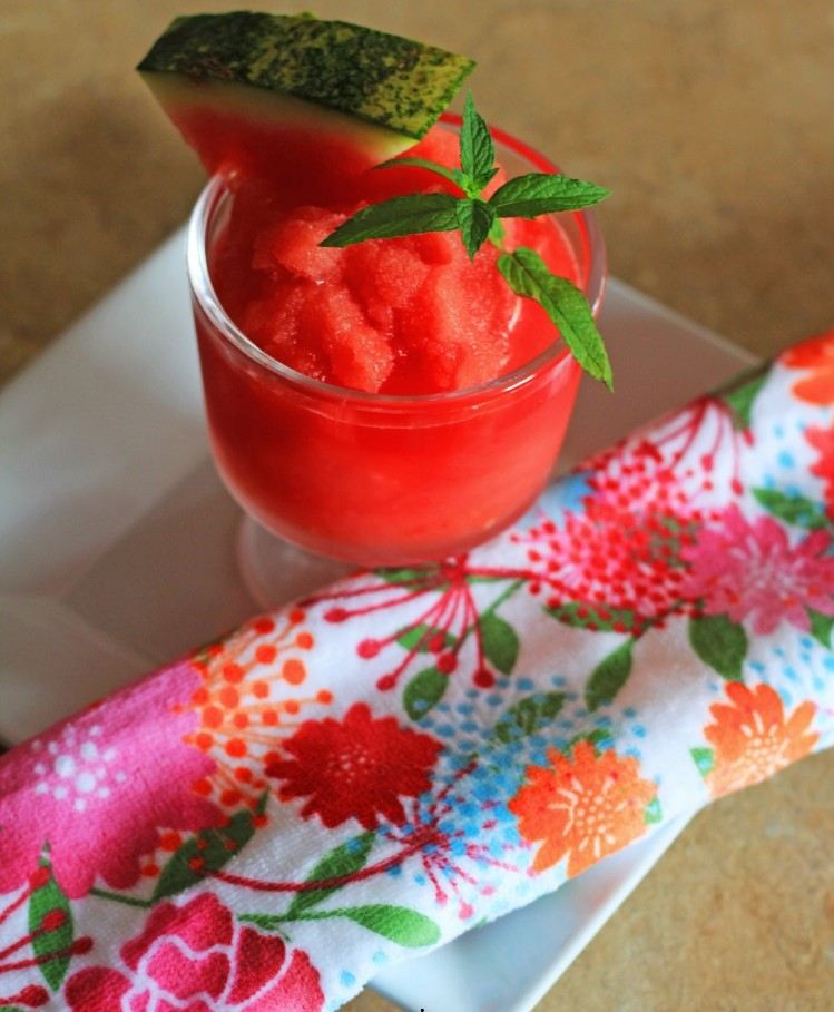 Vattenmelon-recept-mynta-sorbet-uppfriskande-kallt-glas-servering-sommar